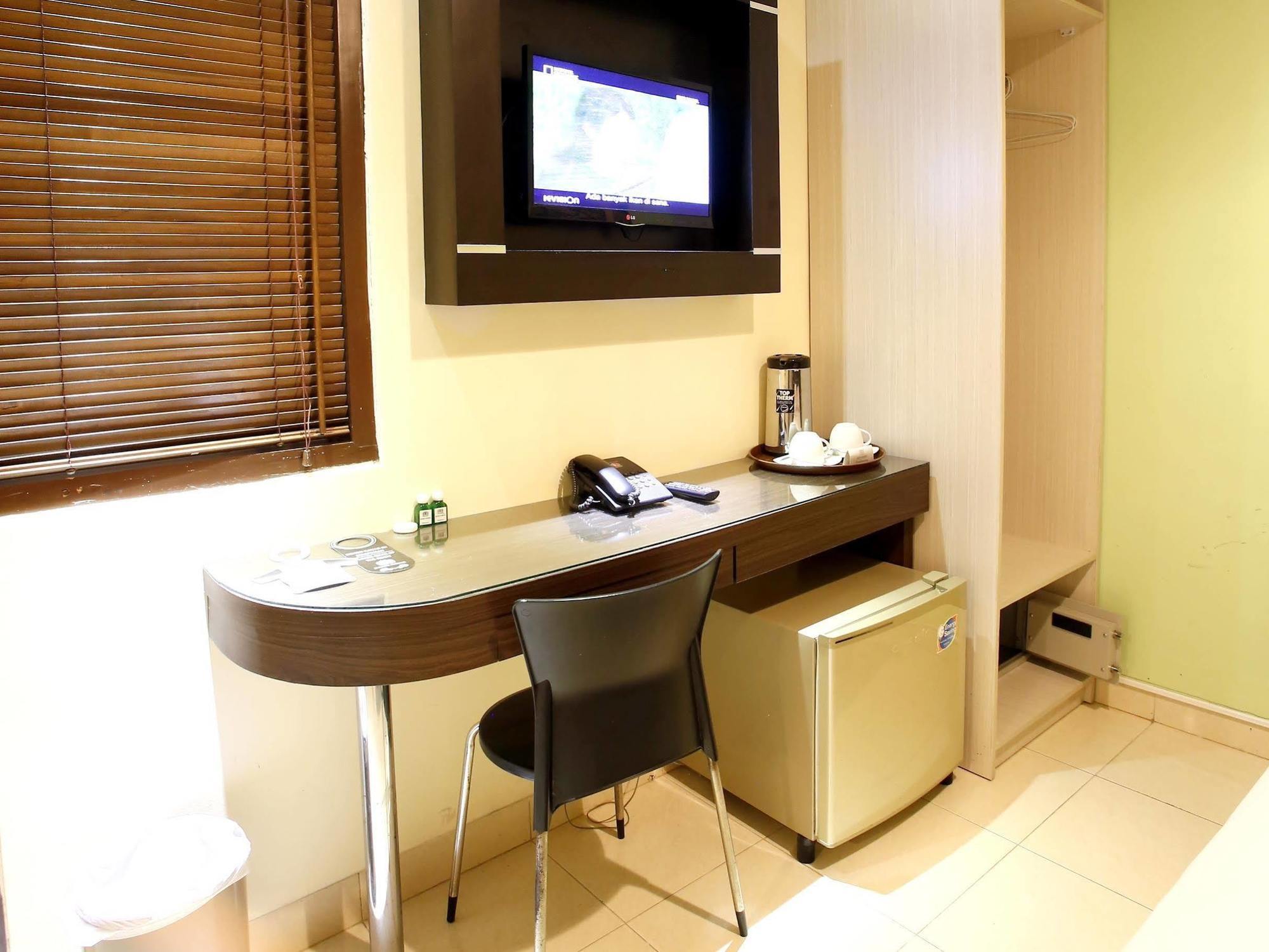 Reddoorz Plus @ Karet Setiabudi Jakarta Exterior foto